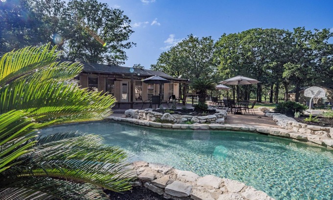 Luling Otro | Luling Ranch-Pool-Pool Table-FoosBall-Sleeps 25!