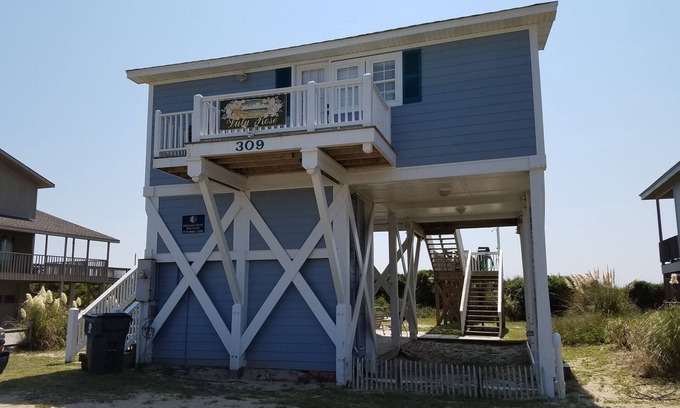 Holden Beach Casa | ¡Disfruta de la vida privada frente al mar en "LuLu Rose", una encantadora casa de campo con 2 dormitorios y 2 baños que ofrece un jacuzzi frente al mar!