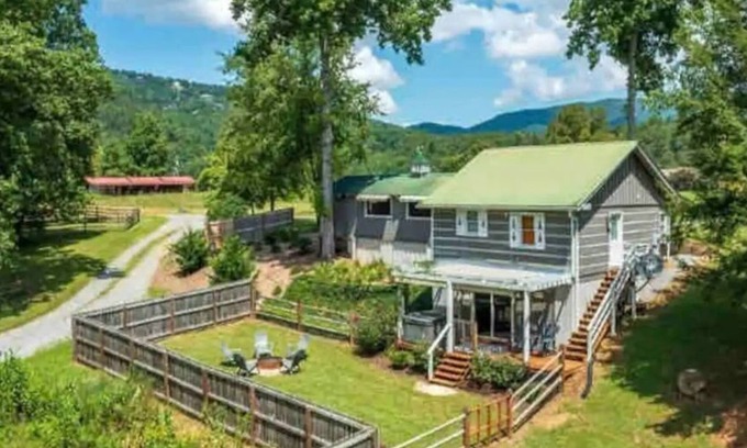 Sevierville Cabina | Lumberjack Family Retreat I Putt Putt I Pool Table I Darts I Hot Tub I Firepit
