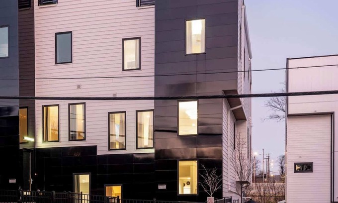 East Bank Condominio | LARGE GROUPS - 2MILES FROM DOWNTOWN - 2 HEATED ROOFTOP POOLS - SLEEPS 24 GUESTS