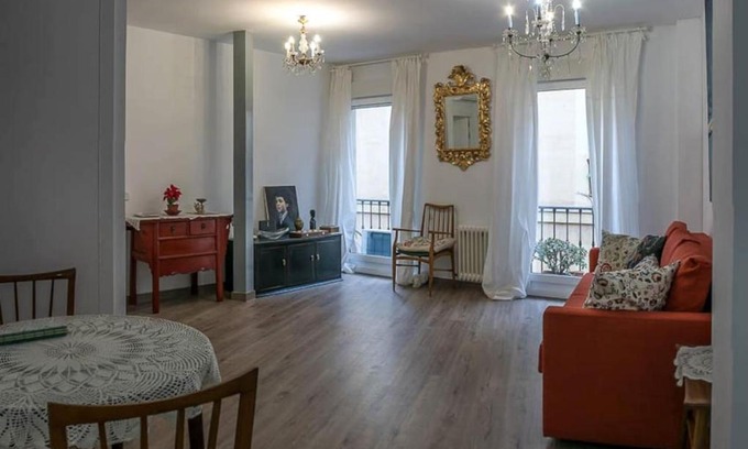 Embajadores Apartamento | Luminous, central, new and chic.