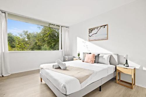 Pymble Casa | Luminous Ensuite Queen Room - Centrally Located