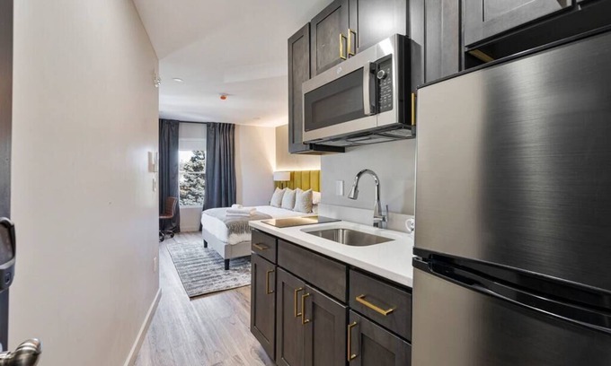 Middletown Condominio | Luminous Studio: Vibrant Living Experience
