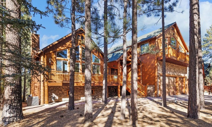 Evergreen Estates Cabina | Luna Lodge by Destination Big Bear : Centrally Located between Snow Summit and Bear Mtn in Beautiful Heavenly Valley Estates! 6 Bedrooms with En-Suites! Spa! Gameroom! Theater Room!