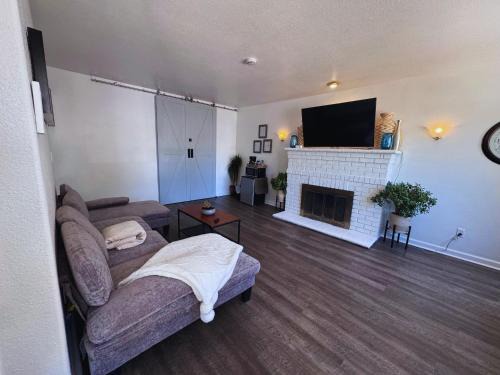 Castro Valley Casa | Luna's Cozy Private Hosted Suite with Fireplace and 2 Bedrooms