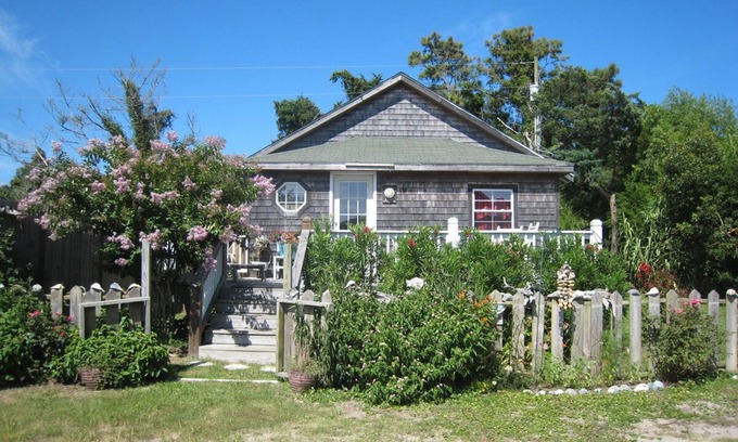 Ocracoke Casa | Luna Mar: Alquiler acogedor para perros está situado en el centro.