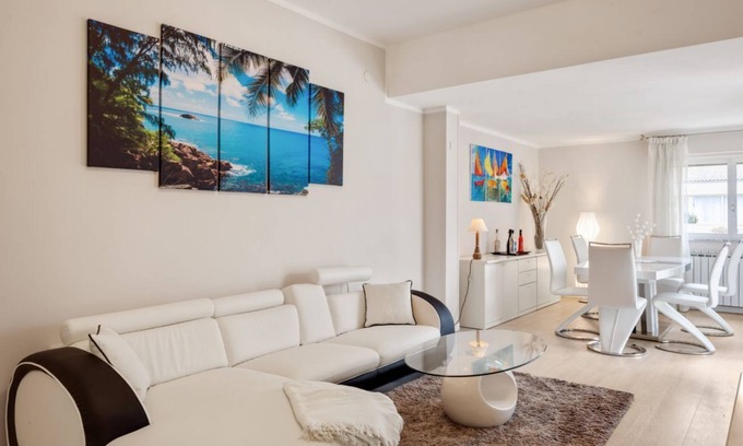 Luni Mare Apartamento | Luni Mare Bright Terrace Flat With Parking