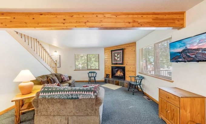 Strawberry Cabina | Lupine Spacious & Comfortable Retreat/Pet Friendly