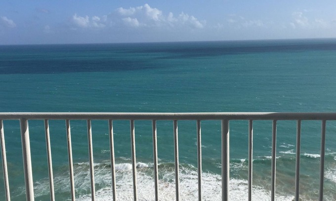 La Pared Condominio | Luquillo, piso 18 con frente al mar