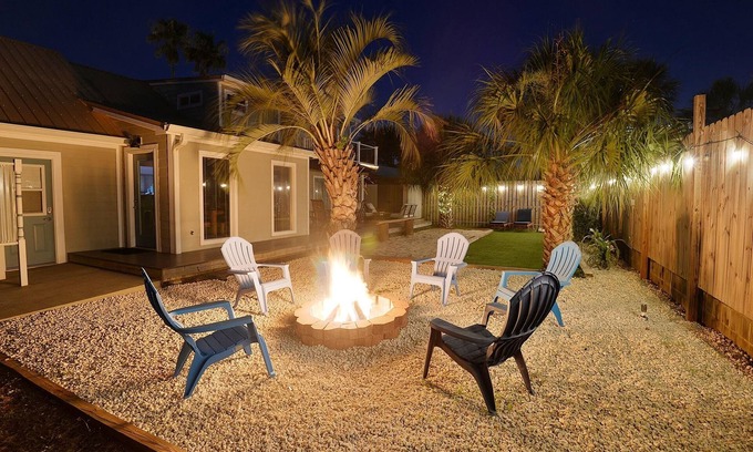Lower Grand Lagoon Casa | 🌴Lush backyard, vaulted open concept, quiet,7 min walk 2 beach, plenty parking!