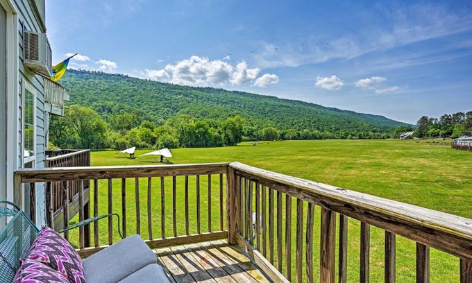 Wildwood Apartamento | Lush Condo with Deck and Hang Gliding On-Site!