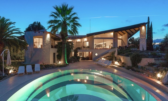 Mandelieu-La-Napoule Villa | Chalet de diseño exuberante con vistas al mar