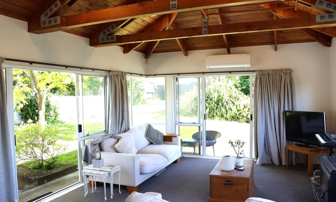 Tauranga Casa | Lush, eco, family retreat.