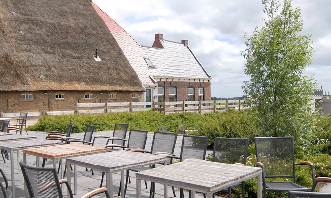 Sint Annaparochie Otro | Lush Farmhouse in St. Annaparochie with Infrared Sauna