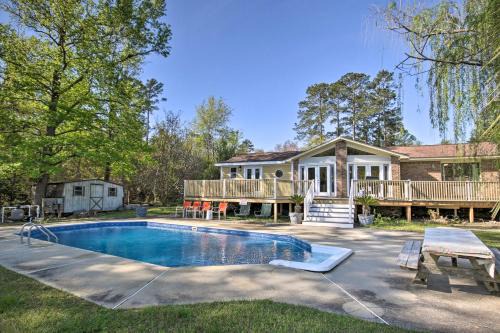 Gilbert Casa | Lush Gilbert House with Outdoor Oasis on Lake Murray