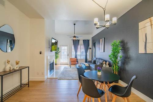 North Scottsdale Apartamento | Lush Golf Pickleball Pool Hot Tub King Bed Parking