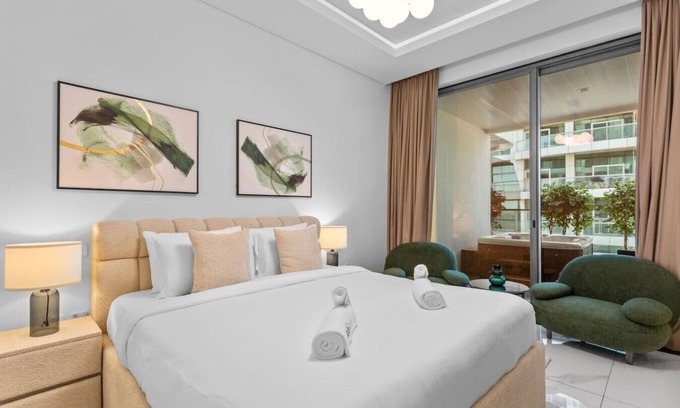 Business Bay Apartamento | Lush Living w jacuzzi and Burj Khalifa view