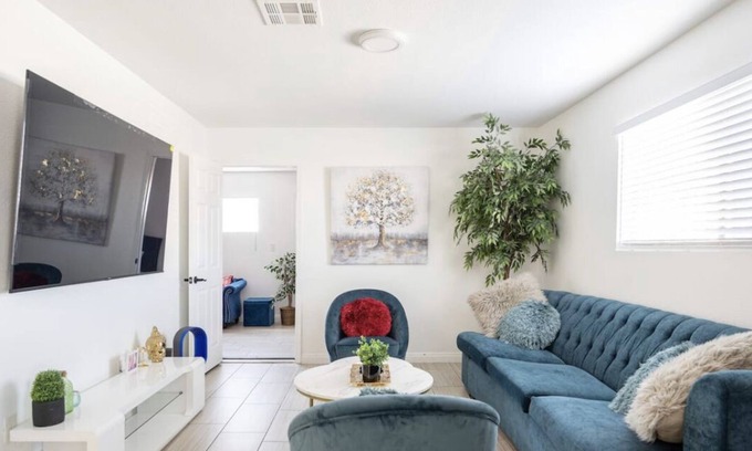 Chinatown Casa | Lush Modern Desert Inn 5 mins to Strip and Convention Fast Wifi 5 TVs Recliners