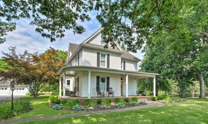 Edinburg Casa | Lush, Modern Farmhouse w/ Mtn Views & Sunroom