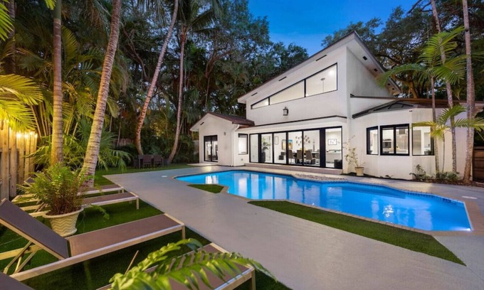 Northeast Coconut Grove Casa | Lush Villa with heated Pool sleeps 12, Location!