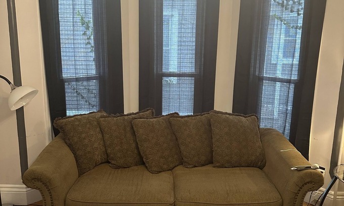 Downtown Rochester Apartamento | Luvable Suites cozy two bedroom. Close to downtown, I-490, and I-590 and more.