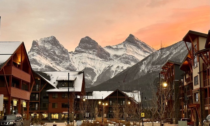 Canmore Condominio | *LUX* 1 BR King Condo DT Canmore, Heated Parking, Hot tub