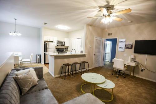 Ferry Pass Apartamento | Lux 2BD 2BA minutes from the water