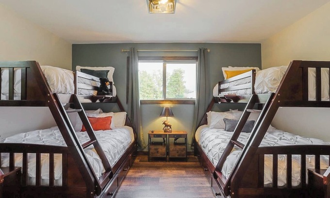 Livingston Casa | Lux 3BR Mtn Family Retreat by Sweetheart Stays