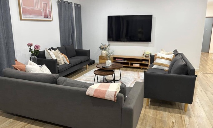 Bridge Inn Casa | Lux 4BR Retreat, Pet-Friendly