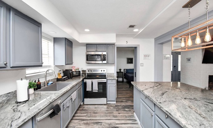 Barker Casa | Lux 7-Bedroom w/Pool & Spa: 30 Min to Downtown CH