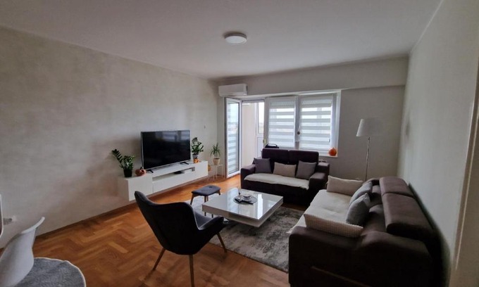 Kikinda Apartamento | Lux Apartman Ava