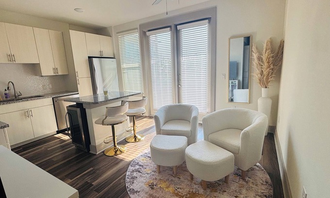 Fort Worth Apartamento | LUX Apt 2 Min to TCU Pool & Gym! Great for Traveling Nurses and Professionals