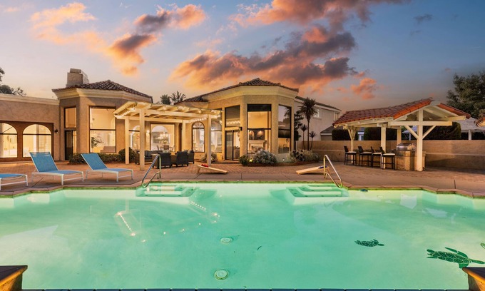 Huntington Beach Cama Y Desayuno | LUX - Beautiful Mansion w Pool, a Private Park, min 2 Beach And Close to Disney