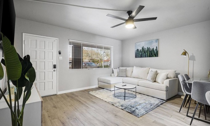 Peaceful Valley Apartamento | LUX BED Stylish 2B Oldtown Scottsdale Free Parking