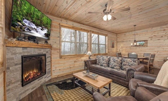 Gatlinburg - Pigeon Forge Cabina | Dreamy Bear Lodge | Luxury Cabin with Game Loft, Hot Tub & Mountain Views