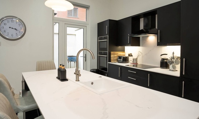 Queens Quarter Casa | Moderno-4 BDR-Baño en la habitacion-Casa-Vista a la Calle