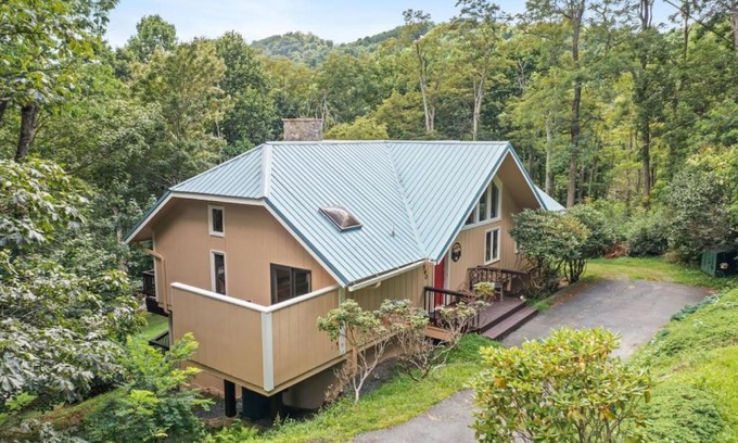 Seven Devils Casa | Lux Chalet with Amazing Views of Grandfather Mtn!