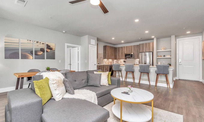Katy Apartamento | Lux & Cozy 2 Bedroom Suite - Resort Pool, Fitness Room & WiFi - Houston