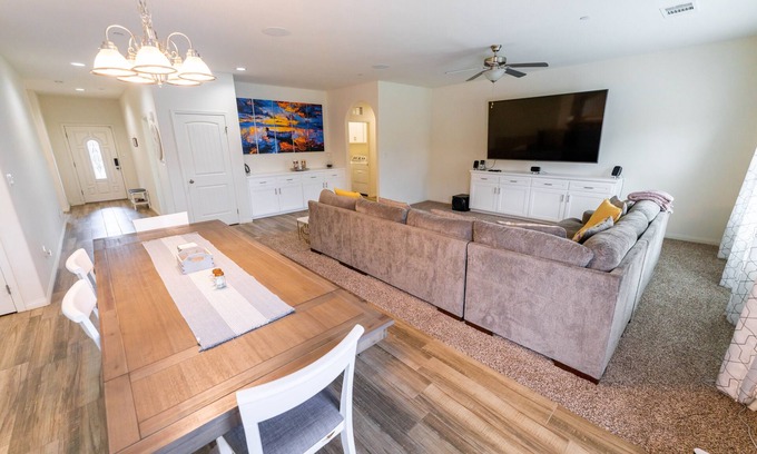 Greenacres Casa | Lux Cozy Model Home. King Beds, 86" TV, Sleeps 8