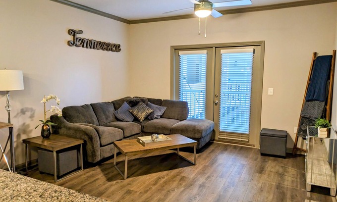 South Nashville Apartamento | Lux, Cozy1Br Near Downtown + Free Parking + Wifi+ Pool