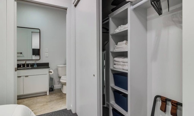 Downtown Apartamento | Lux Downtown Flat with Gameroom & Fire Pit