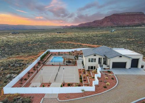 Kanab Casa | Lux Kanab Home with Pool Hot Tub Pickleball Courts