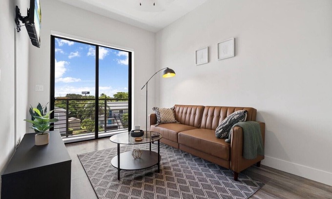 West Palm Beach Apartamento | Lux King Suite|EV|Onsite Gym|Near PBI, Beach, Hospitals & shopping