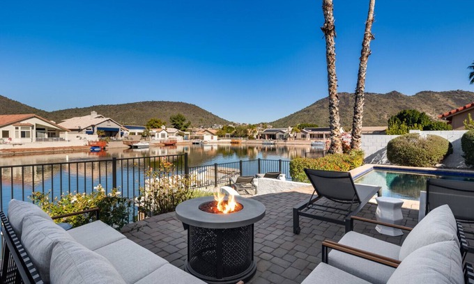 Arrowhead Lakes Casa | Luxury Collection Retiro junto al lago con vistas a la piscina climatizada, el barco, el lago y la montaña
