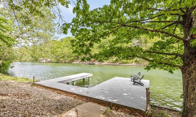 Bella Vista Casa | Lux Lake Retreat: Luxe Group Getaway!