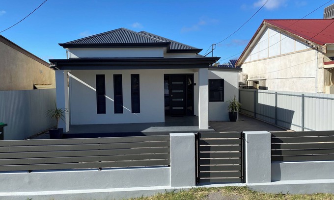 Broken Hill Casa | Lux Modern 4 Bedroom home n3 minuts to all Sopping centres
