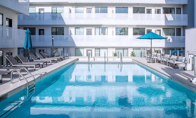 Edgehill Condominio | LUX-MODERN Condo Pool View, FREE Parking, Gym, 10 mint walk to the Gulch!