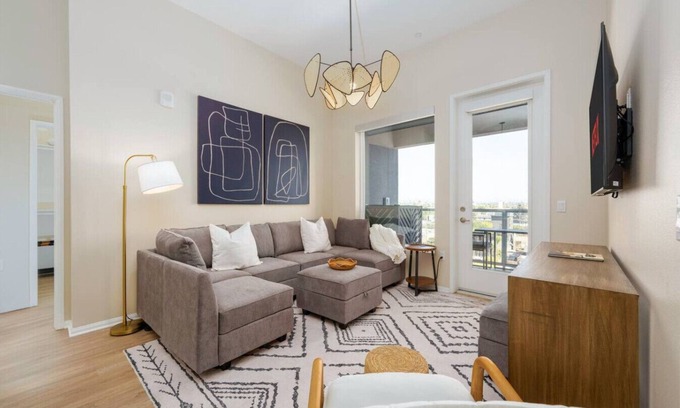 North Park Apartamento | Lux Penthouse~King Beds~Workspaces~Parking~ Near Zoo, Balboa Park!