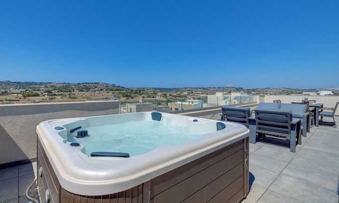 Siggiewi Apartamento | Lux Penthouse Valley Views, Hot Tub in Siggiewi