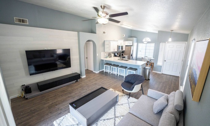Pumpkin Center Casa | Lux Remodeled - 75" TV - Cozy King/Queen Beds